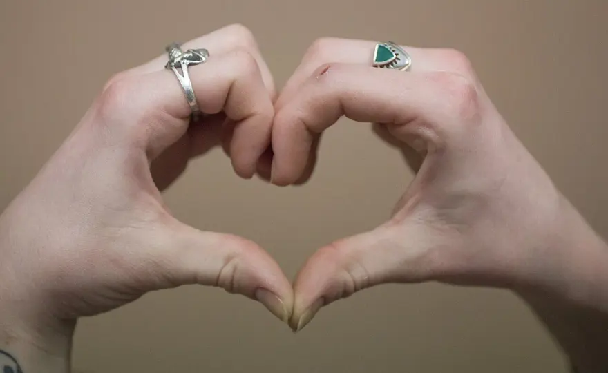 Cœur avec les mains - Vraie signification et pièges à éviter
