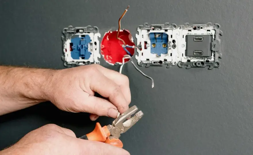Jak podłączyć gniazdka elektryczne - Bezpieczny poradnik DIY