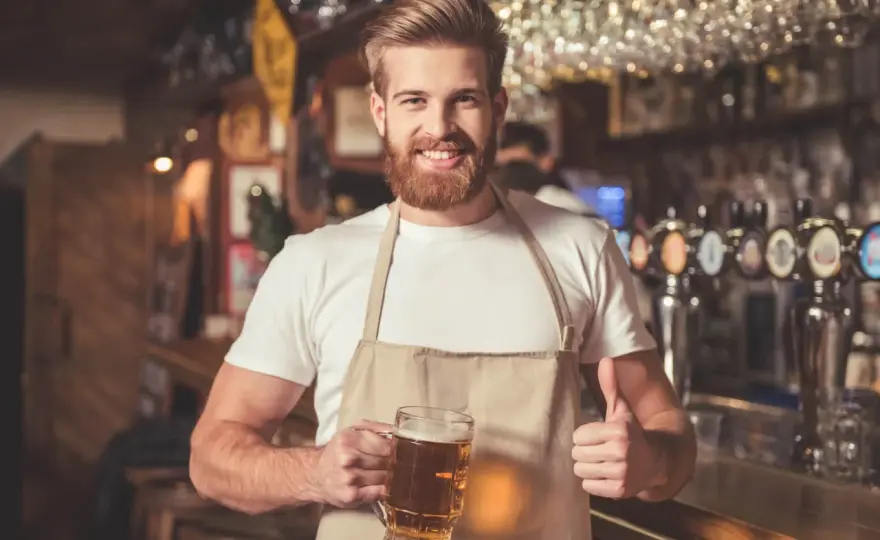 Co robi barman? Odkryj tajniki pracy i obowiązki barmana