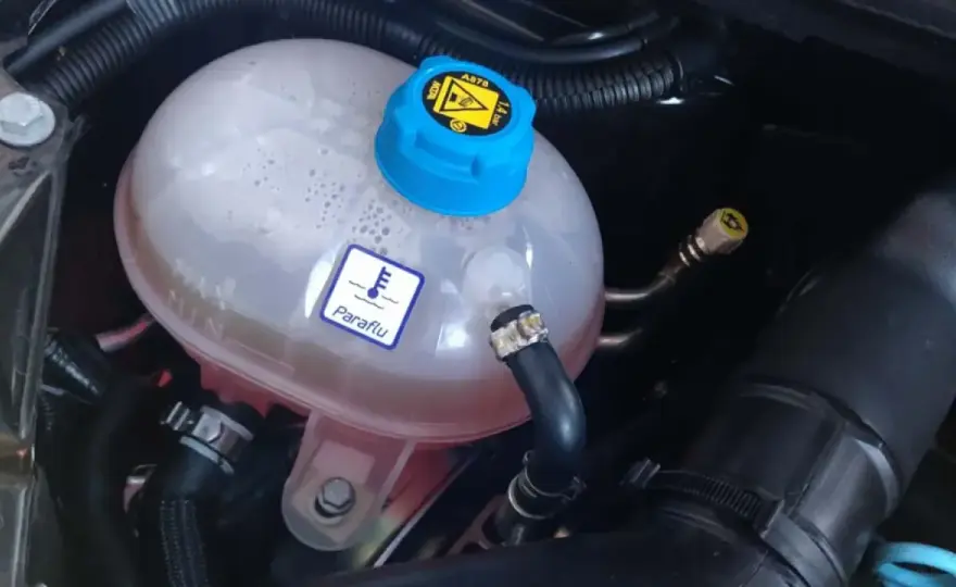 Aviso depósito de agua coche - ¿Refrigerante o limpiaparabrisas?