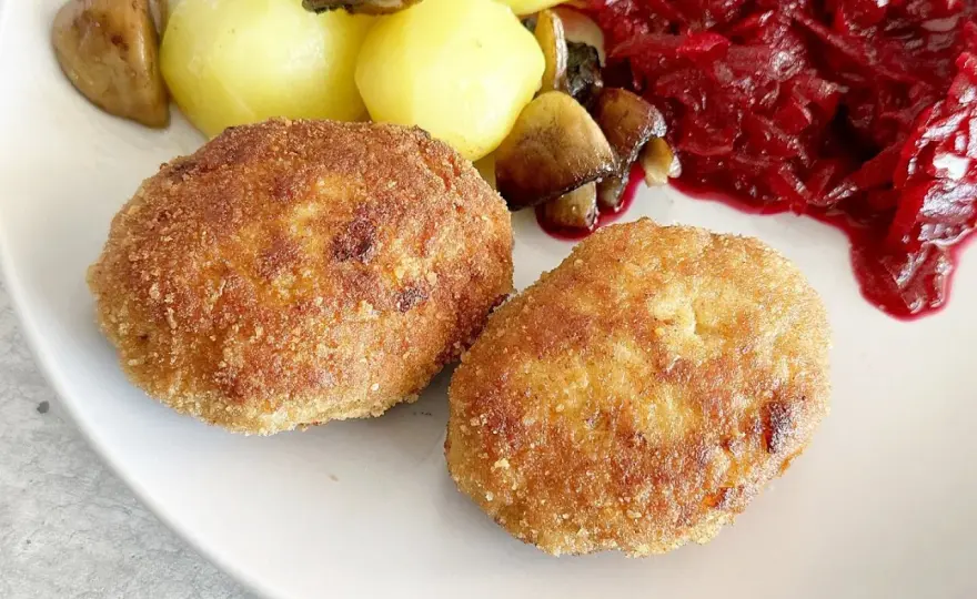 Soczyste kotlety drobiowe: triki na puszyste kotlety z kurczaka i indyka