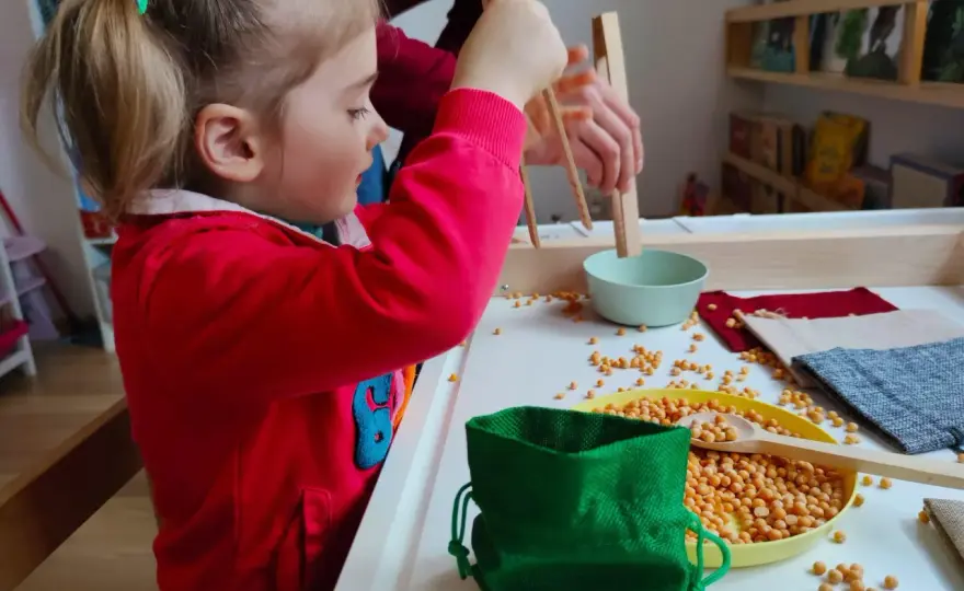 DIY woreczki sensoryczne Montessori: Rozwój i 20+ pomysłów na zabawy