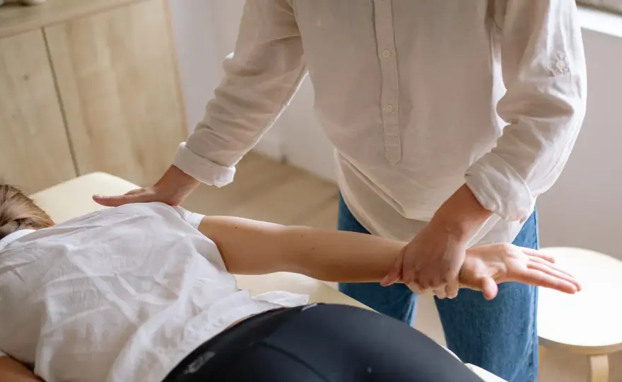 Czy fizjoterapia pomaga na kręgosłup? Sprawdź skuteczne metody terapii