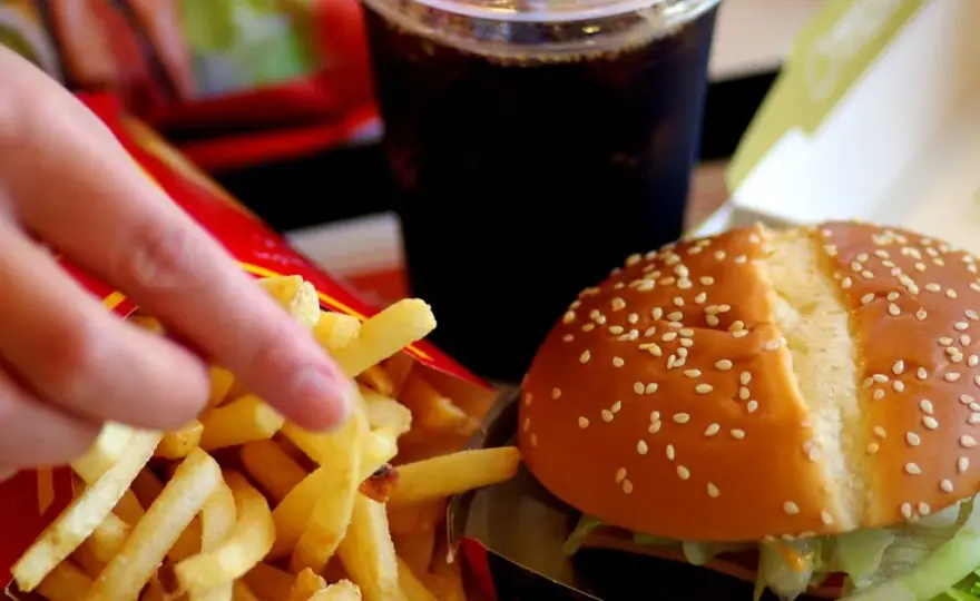 Ile waży burger? Zaskakujące różnice w wagach i kaloriach