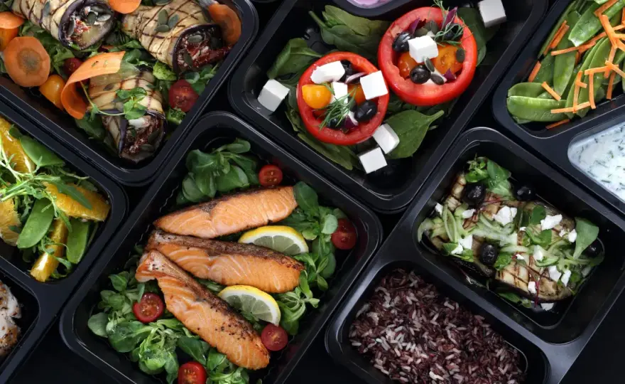 Ile kosztuje catering na 50 osób? Poznaj ukryte koszty i opcje