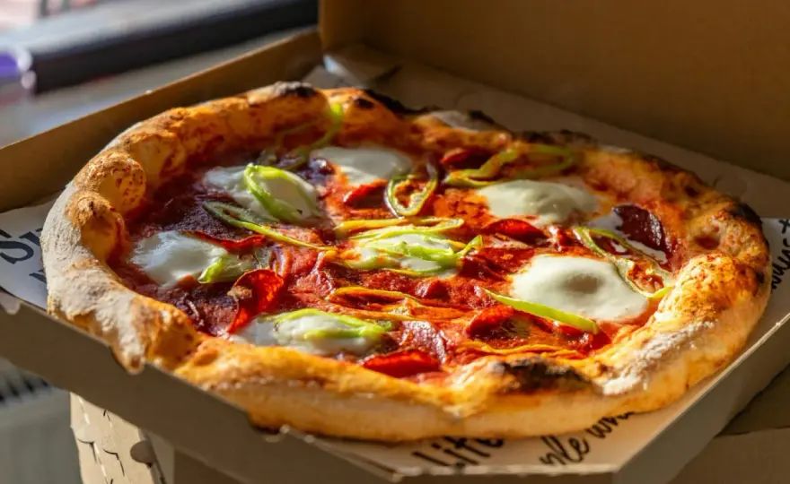 Historia pizzy - Od placka do globalnej ikony. Jak to się stało?