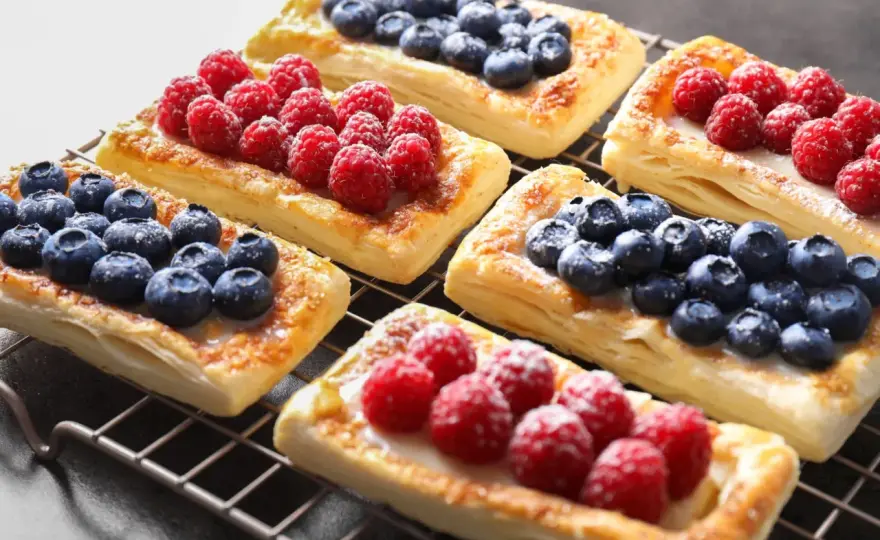 Ciastka z ciasta francuskiego - Jak upiec idealnie chrupiący deser?