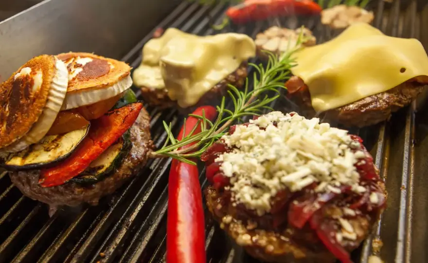 Co dodać do burgera? Pomysły na niezapomniane smaki
