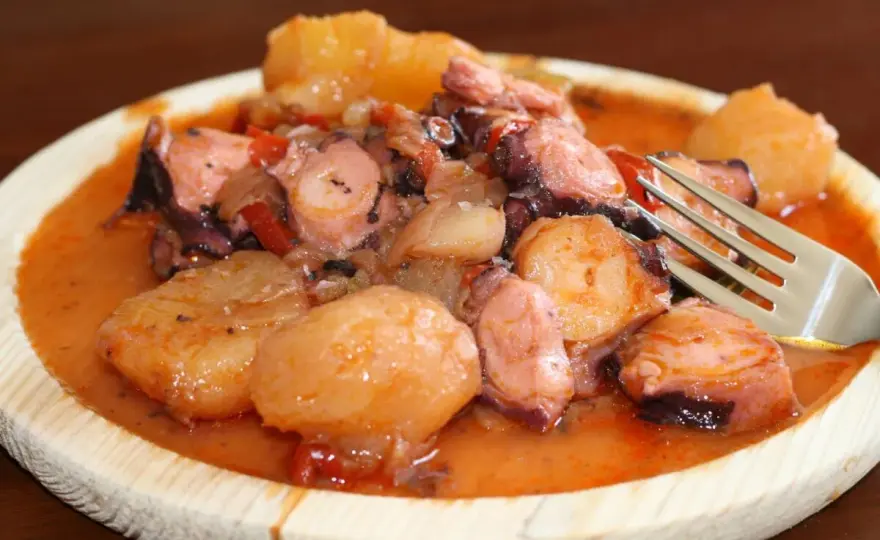 Pulpo a la mugardesa, el guiso gallego que merece pan