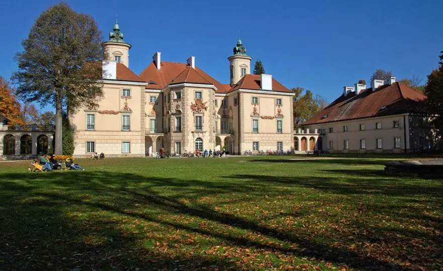 Co zwiedzić blisko Warszawy? Odkryj ukryte skarby natury i atrakcji