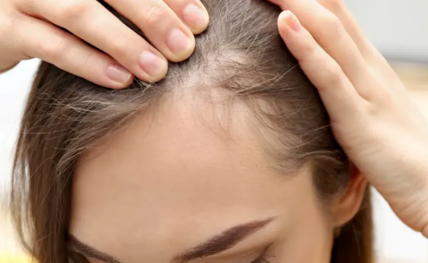 Baby hair - Jak ujarzmić odstające włoski? Poradnik