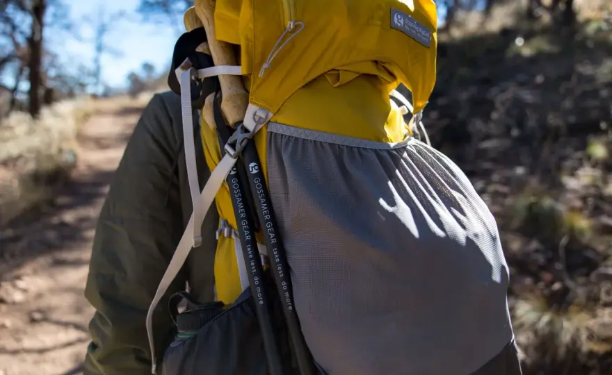 Jak przypiąć kijki trekkingowe do plecaka? Poradnik