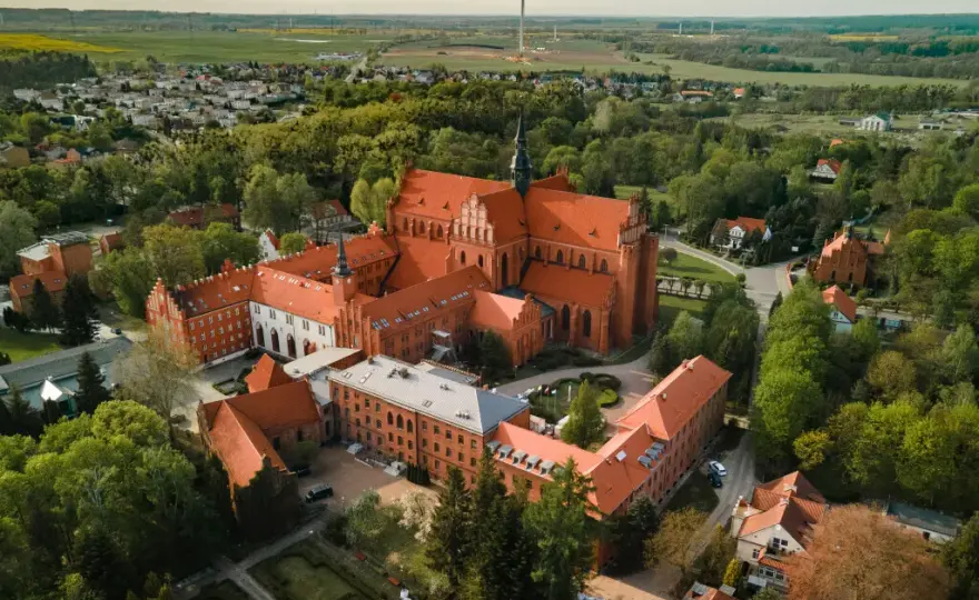 Gdzie leży Pelplin? Odkryj lokalizację i ciekawostki o mieście