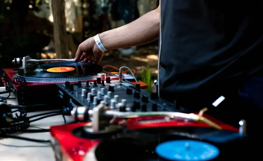 Ile zarabia DJ w klubie? Poznaj zaskakujące różnice w wynagrodzeniu