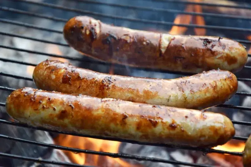 Ile kalorii ma kiełbasa z ogniska? Poznaj szczegółowe wyliczenia kalorii