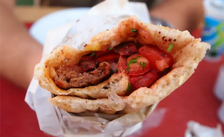 Prawdziwy Turecki Kebab: Jak Wygląda i Czym Różni Się od Polskiego?