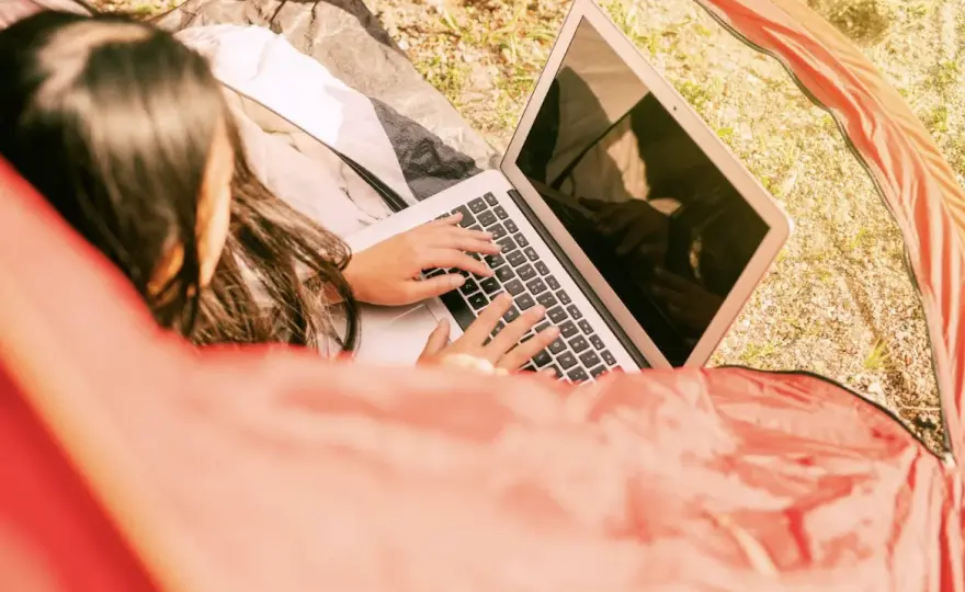 Jak połączyć city break z rozrywką online? Sprawdź nasze pomysły