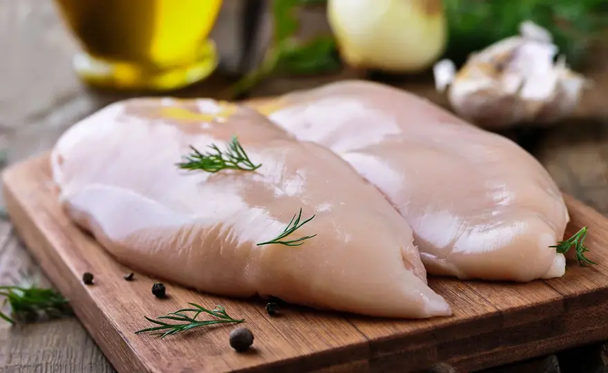 Ile gotować mięso z kurczaka, aby było soczyste i delikatne?