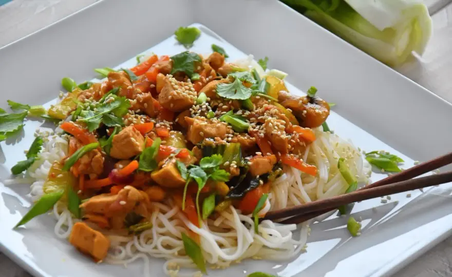 Makaron ryżowy z warzywami - szybki stir-fry na lekki obiad