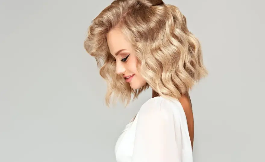 Żółte włosy po rozjaśnianiu - Jak uzyskać chłodny blond bez błędów?
