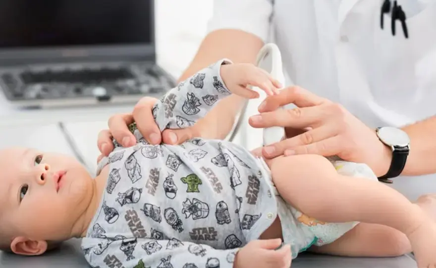 Kiedy z noworodkiem do fizjoterapeuty? Objawy i profilaktyka