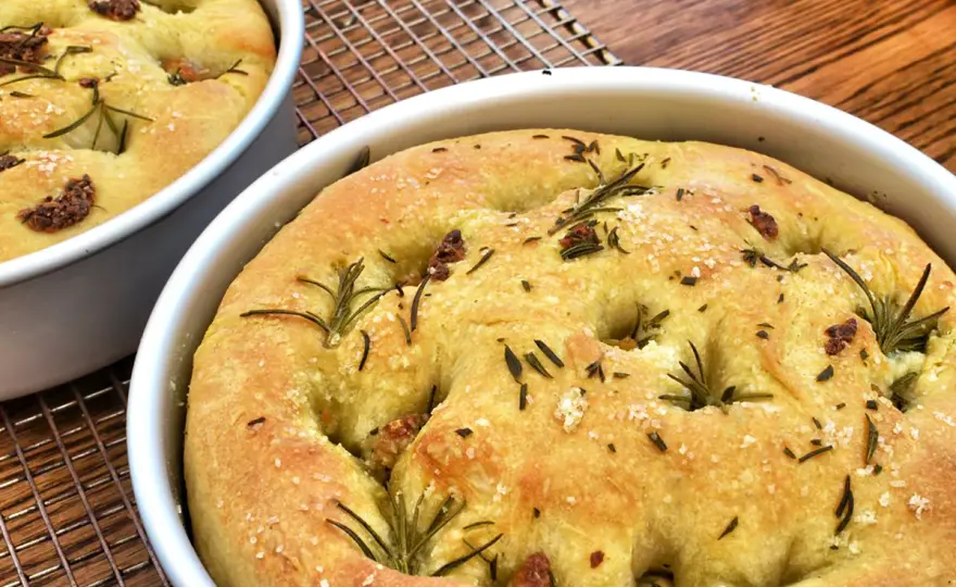 Focaccia senza glutine soffice e croccante fatta in casa