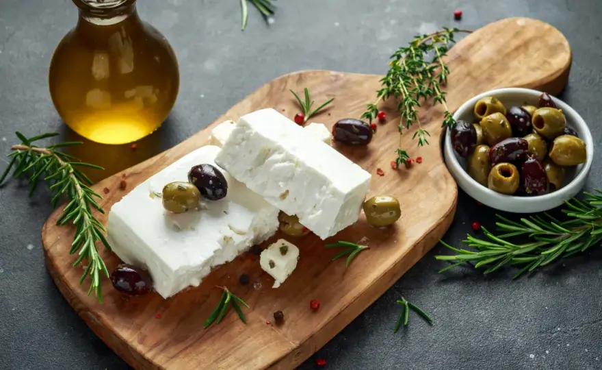 Prawdziwy ser feta - co musi mieć w składzie, a czego unikać?