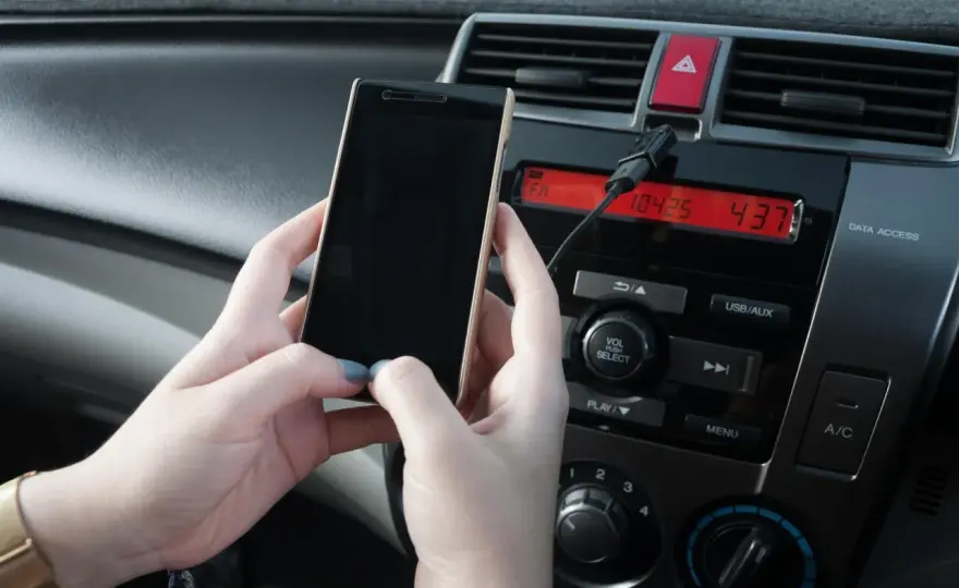 Jak połączyć telefon z samochodem? Poradnik krok po kroku