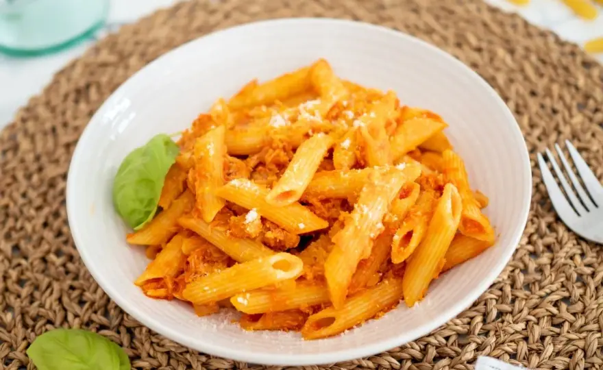 Macarrones con atún y tomate listos en 25 minutos