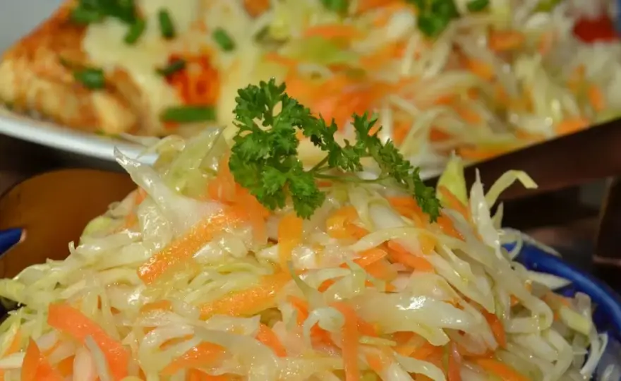 Jak przygotować surówkę z białej kapusty jak w restauracji, by zachwycała smakiem