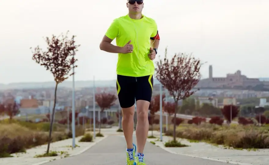 Las mejores camisetas para correr hombre: comodidad y tecnología para tus entrenamientos