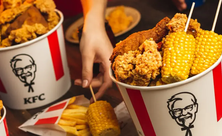 Ile kalorii ma kubełek frytek KFC? Zaskakujące wartości odżywcze