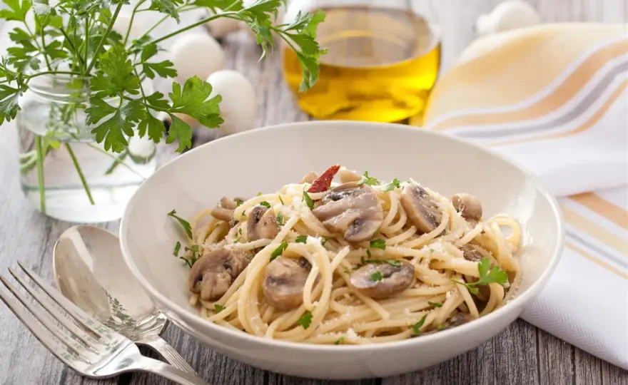Spaghetti z pieczarkami: Szybki przepis na idealny obiad + triki!