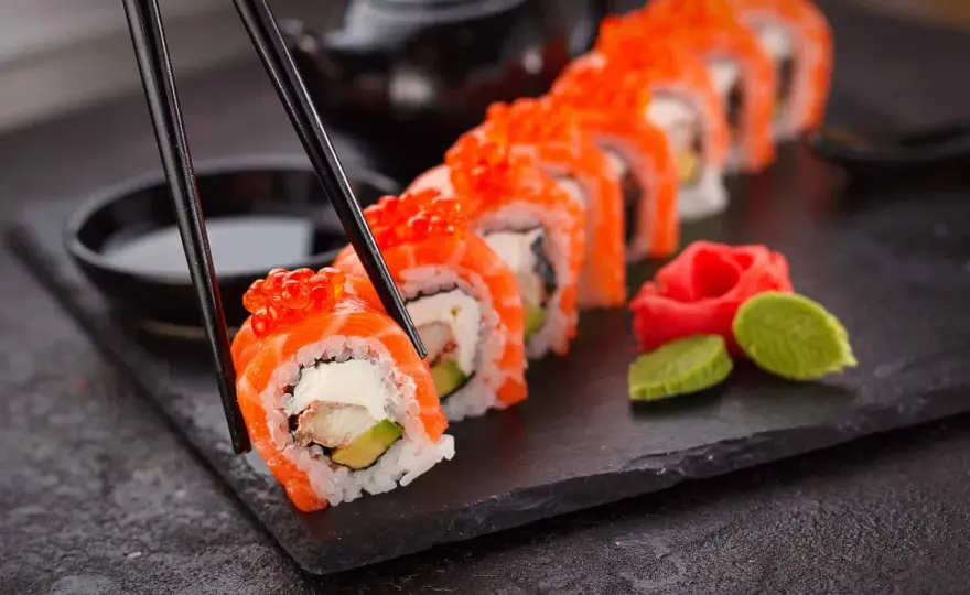 Czy sushi jest dietetyczne? Odkryj zdrowe opcje i pułapki