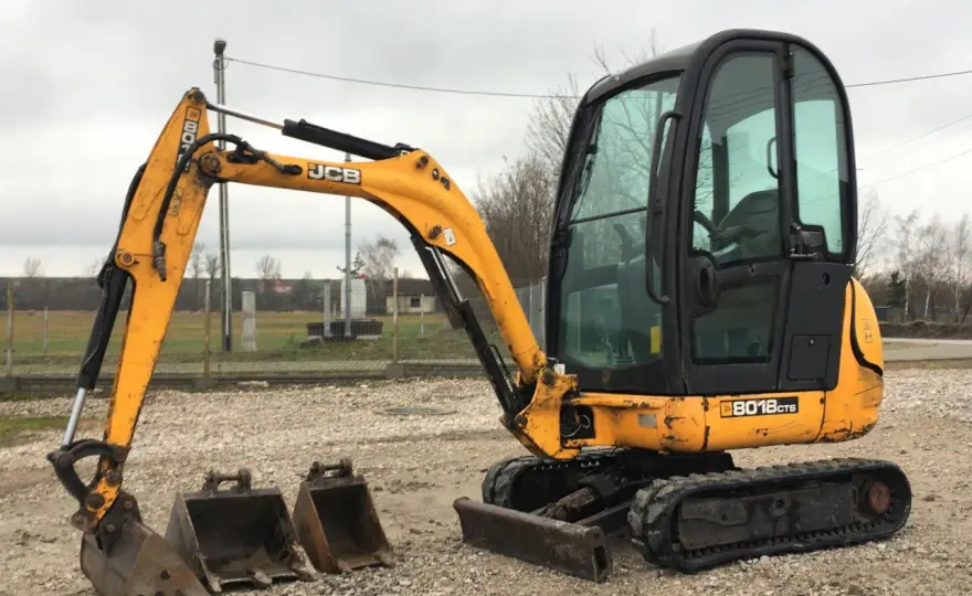 JCB 8018 – Dane techniczne, zastosowanie i opinie. Czy warto?