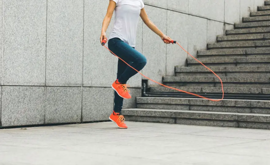Czy skakanka to cardio? Sprawdź, jak wpływa na kondycję i spalanie kalorii