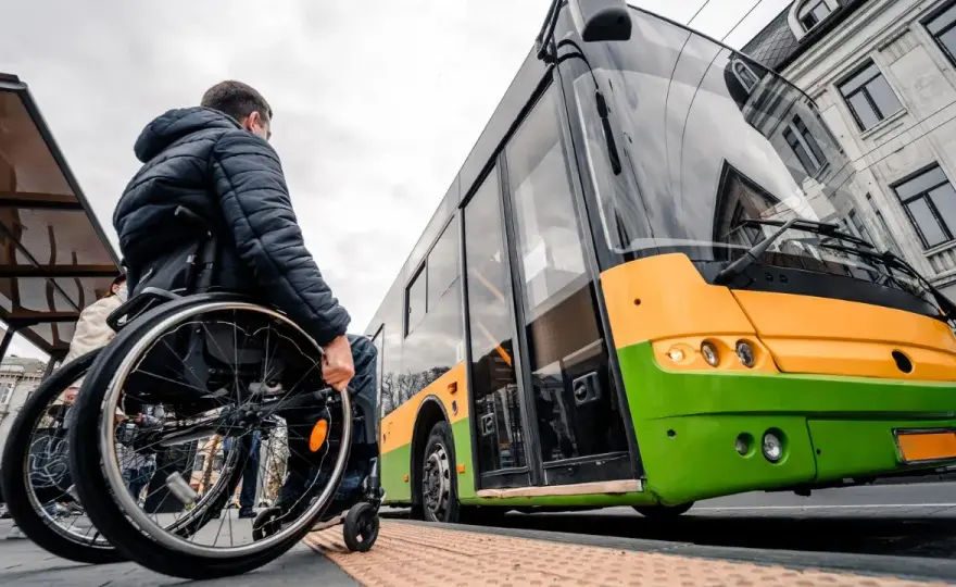 Czy opiekun osoby niepełnosprawnej płaci za bilet autobusowy? Sprawdź ulgi
