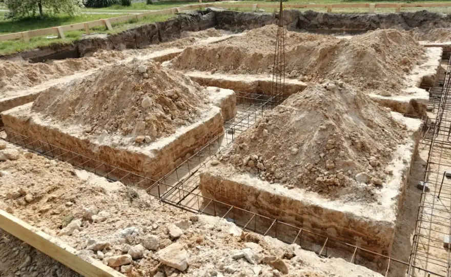 Fundamenty bez szalunku - Kiedy warto i jak to zrobić?