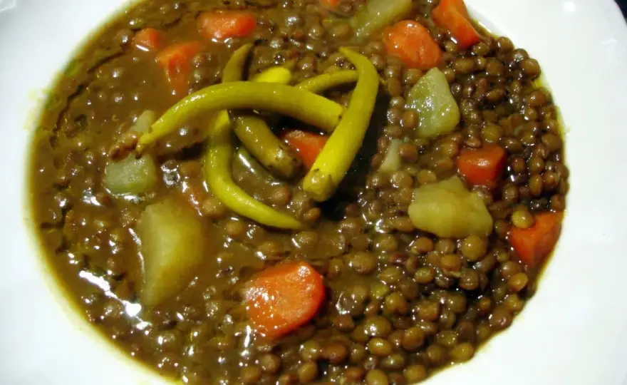 Lentejas con verduras tiernas y sabrosas en una cazuela casera
