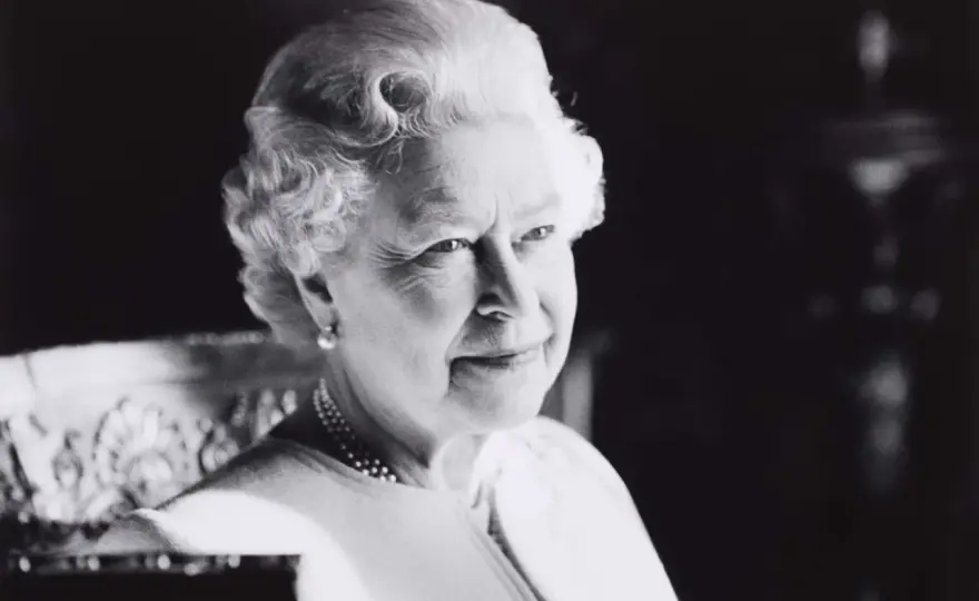 Sutherland Portrait of the Queen - Which One Is It?