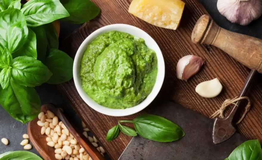Czy pesto jest dietetyczne? Odkryj prawdę o jego kaloriach i zdrowiu