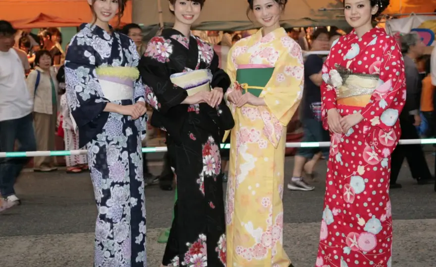 Japanische traditionelle Kleidung: Kimono, Yukata & ihre Vielfalt