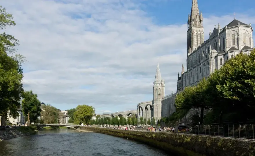 Najpopularniejsze sanktuarium we Francji: Lourdes i inne miejsca