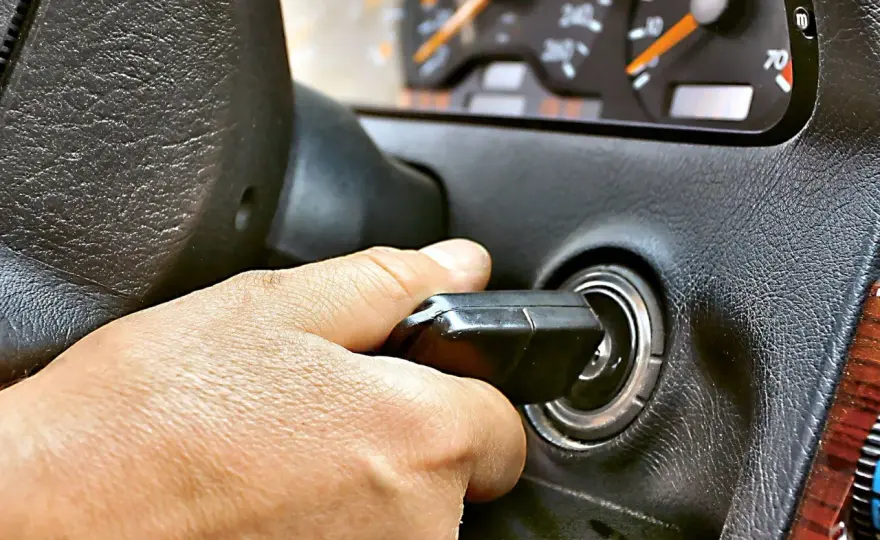 Auto odpala i gaśnie? Poznaj 5-minutową diagnozę i rozwiązania
