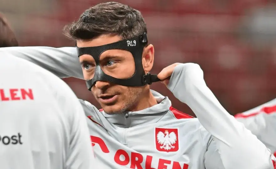 Maska Lewandowskiego - po co ją nosi i co naprawdę chroni?