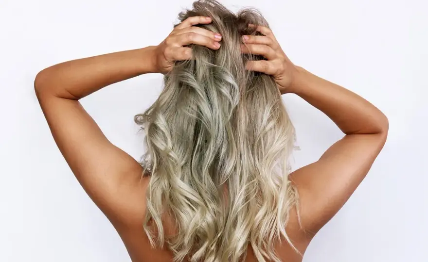 Brązowo-blond włosy - Komu pasują i jak o nie dbać?