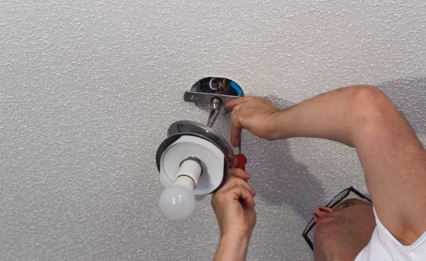 Raccorder un luminaire au plafond - Guide facile et sécurisé