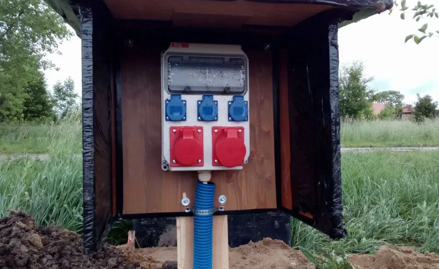 Jaka odległość skrzynki elektrycznej od granicy działki? Uniknij problemów!