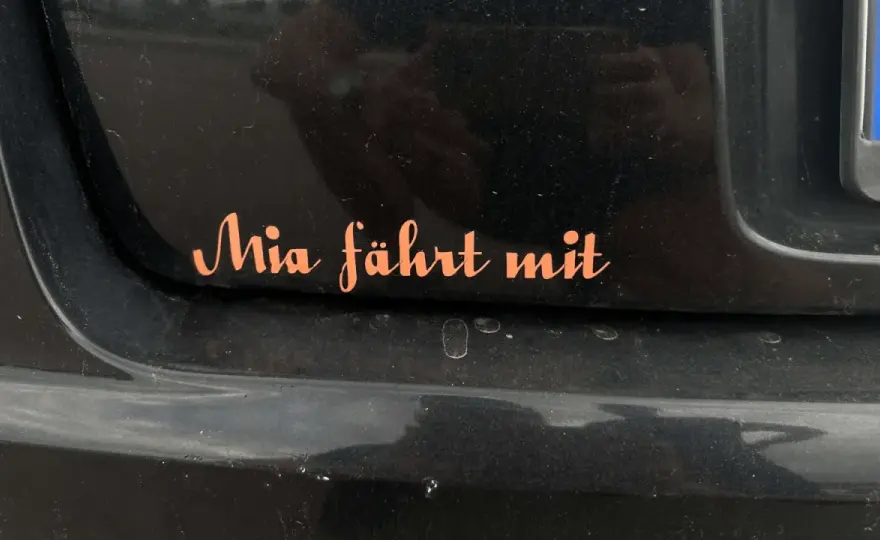 Jak usunąć naklejki z samochodu bez rysowania lakieru? - 5 kroków
