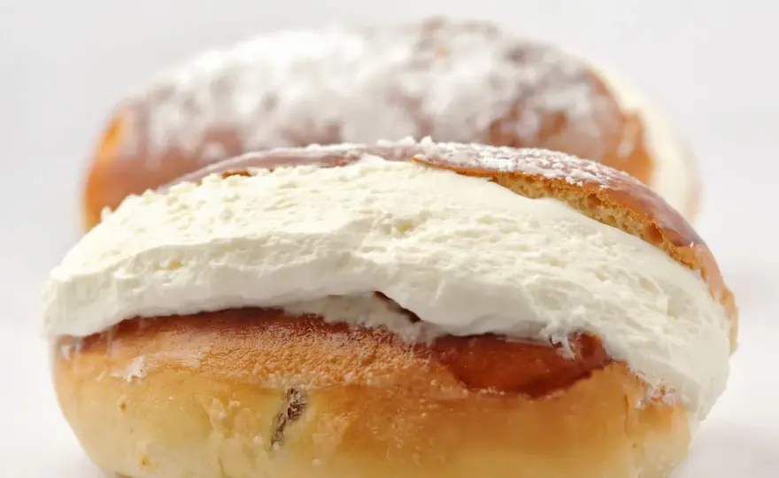Maritozzi soffici fatti in casa, con panna e arancia
